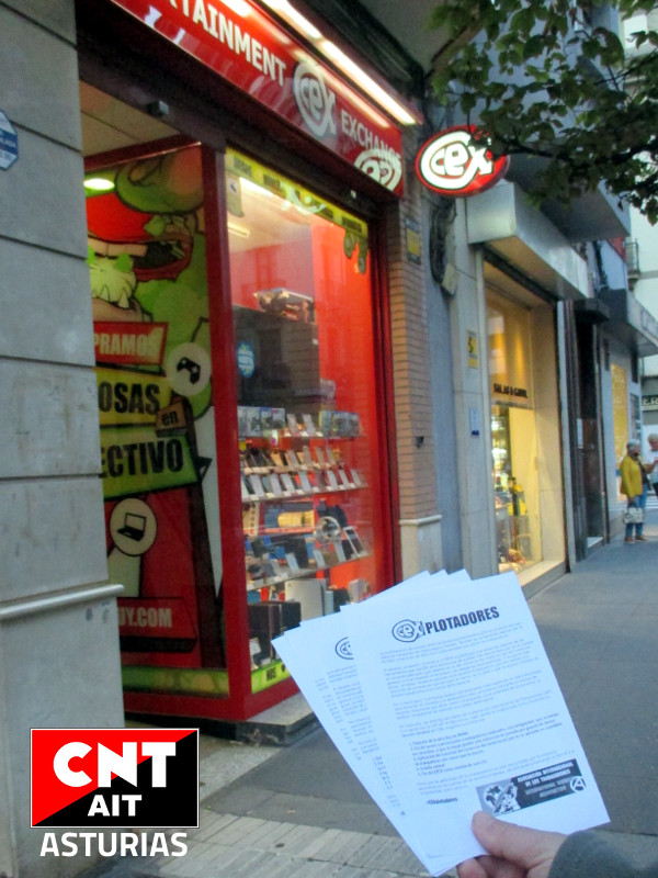 Reparto folletos en tienda de CEX Gijón